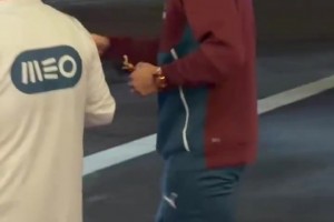 满脸喜爱！C罗拿到了挪威粉丝送的小雕像，走到哪都爱不释手！