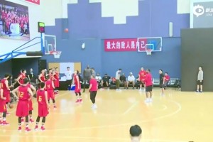 2016年詹姆斯中国行秀了一手三分，18投15中！